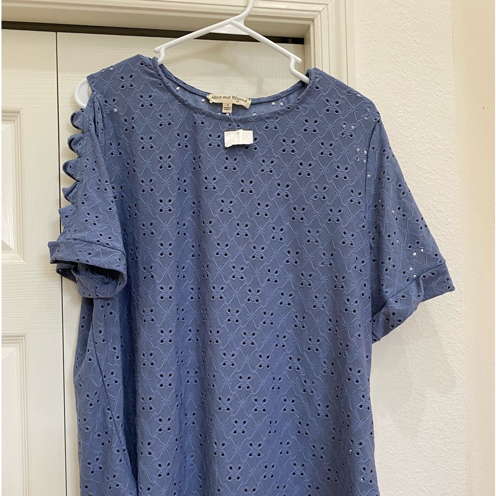Above and beyond eyelet top. NWT. Adorable sleeve cut outs. 1X.